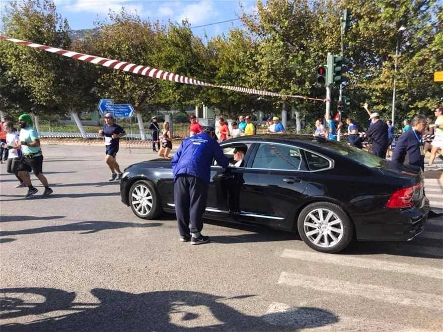 Ψινάκης: Σταμάτησε τον αγώνα για να περάσει με τη λιμουζίνα (Εικόνες)